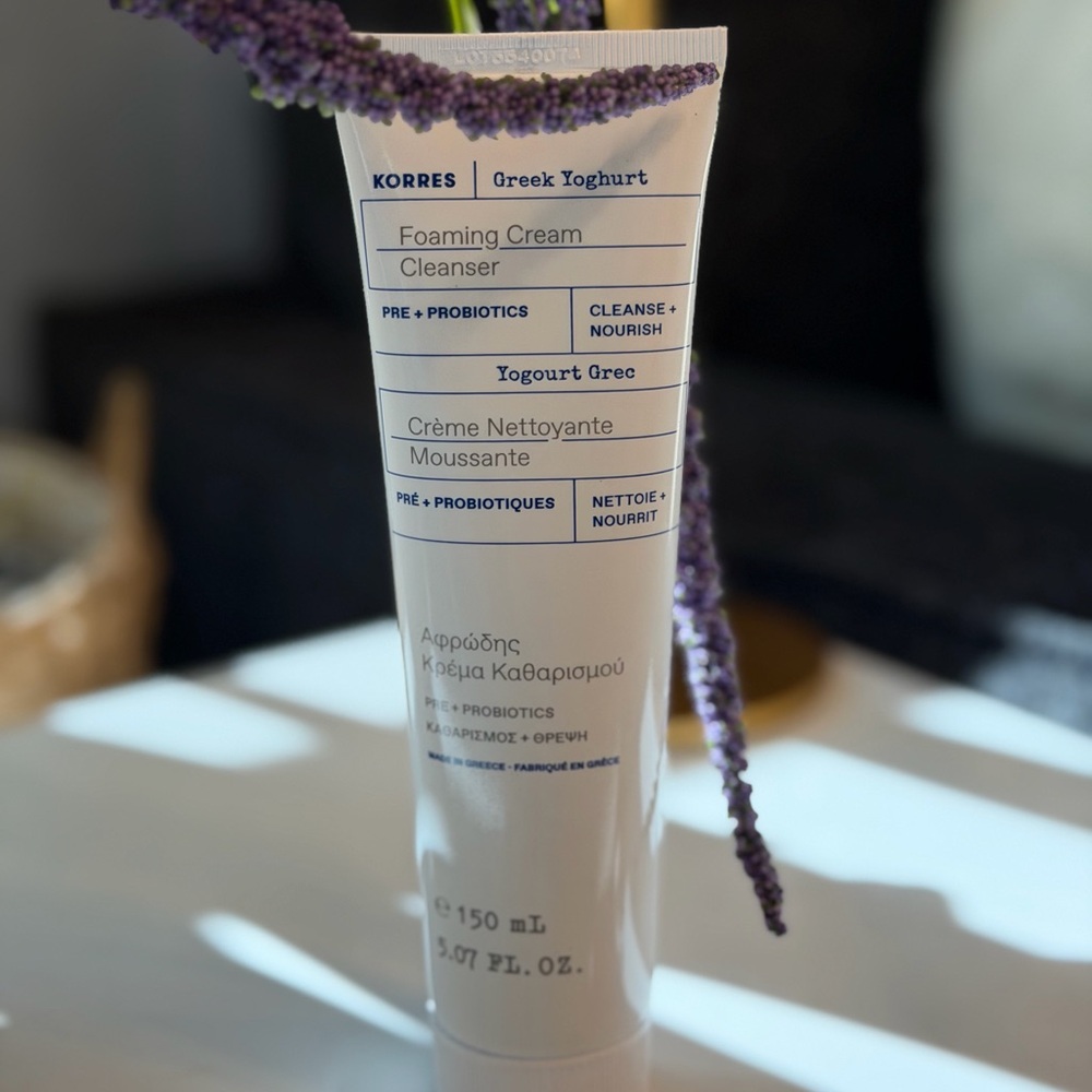 KORRES Greek Yoghurt Foaming Cleanser with Pre + Probiotics - Picture 2 of 8